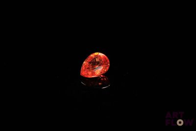 un diamant orange dans l'obscurité