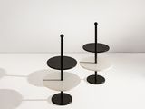 trois tables noires et blanches posées sur une surface blanche, sur fond blanc
