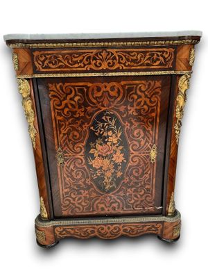 une petite armoire ornée d'un motif floral