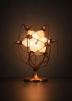 une image représentant une lampe posée sur une table