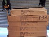 des cartons empilés les uns sur les autres sur une palette devant la porte d'un garage