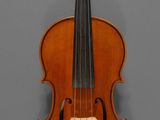 un vieux violon sur fond gris, avec un archet à l'arrière