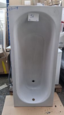 un urinoir blanc posé sur une boîte en carton