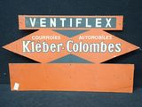 un panneau indiquant « Ventiflex » et un autre indiquant « Kieber - Columbuses »