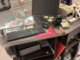 un bureau d'ordinateur équipé d'un clavier et d'un écran