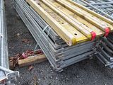 un tas de matériaux de construction posé par terre à côté d'un immeuble