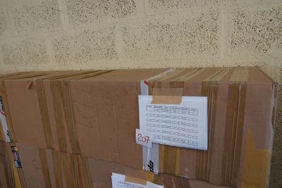 des cartons empilés les uns sur les autres devant un mur