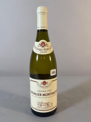 une bouteille de vin posée sur une table