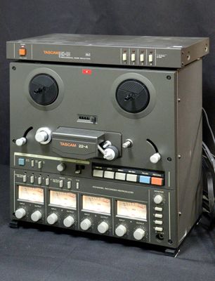 une radio posée sur une table