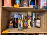 de nombreuses bouteilles d'alcool sur une étagère dans un magasin