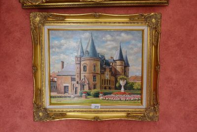 tableau représentant un château, dans un cadre doré, accroché à un mur rouge