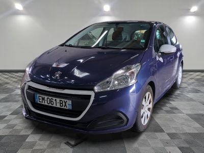 la petite voiture bleue est garée dans une grande pièce