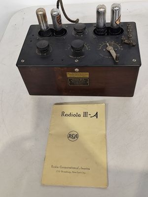 une vieille radio posée sur une table