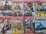 plusieurs magazines posés sur une table, dont l'une des couvertures représente un homme en uniforme