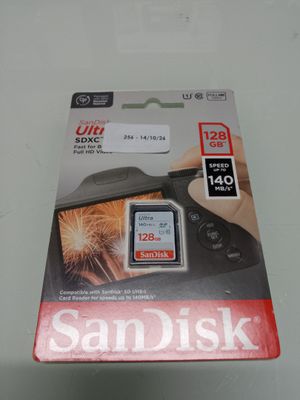 un gros plan sur une boîte de cartes mémoire SanDisk posée sur une table