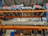 de nombreuses palettes de bois empilées sur les rayonnages de l'entrepôt