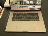 un ordinateur portable posé sur un bureau devant une chaise