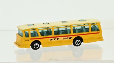 un petit bus jaune en plastique posé sur une table