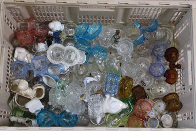 un panier blanc rempli de bouteilles en plastique et d'autres objets