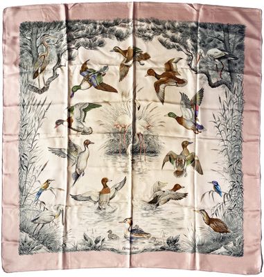 une image représentant un foulard en soie orné d'oiseaux