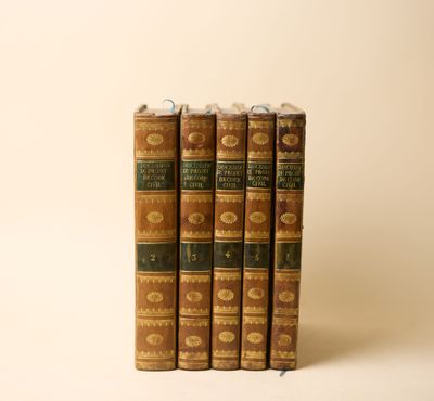 un ensemble de quatre livres superposés