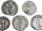 six pièces de monnaie romaines antiques sur lesquelles figurent l'image d'une femme et d'un homme