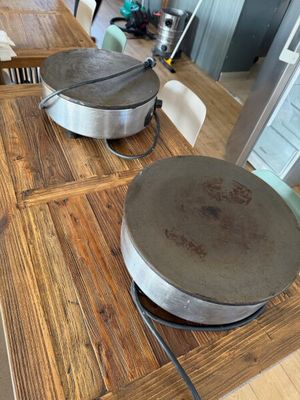 deux moules à pizza posés sur une table en bois