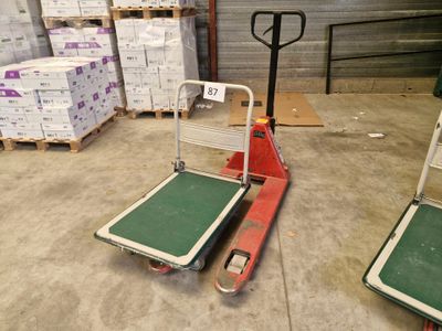 un chariot à roulettes avec un panier dessus dans un entrepôt