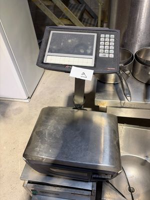 une photo d'une balance de cuisine posée sur un plan de travail