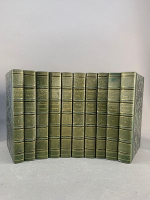 plusieurs livres sont empilés sur une table