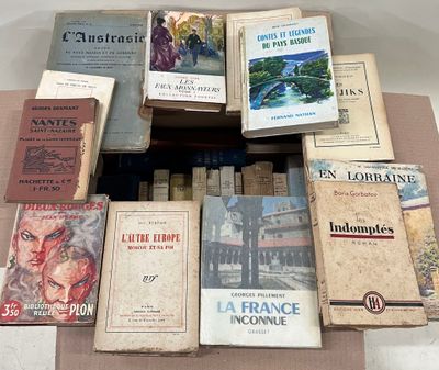 un grand nombre de livres posés sur une table