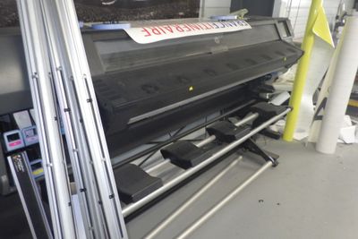 une photo d'une grande machine d'impression dans une usine