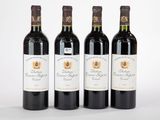 trois bouteilles de vin sont alignées sur une surface blanche