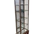 une vitrine avec des étagères en verre au milieu