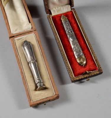 une cuillère en argent et une cuillère en argent dans une boîte