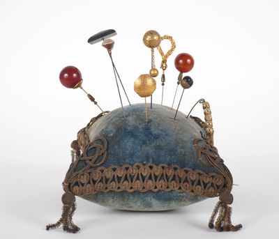 9 différentes épingles à chapeau sur leur présentoir en form… - Photo 1