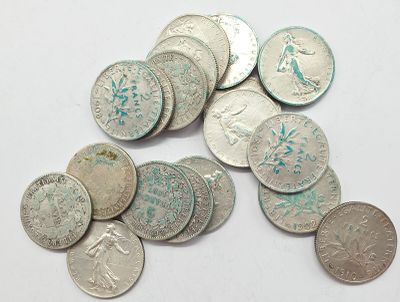 une pile de pièces d'argent sur une surface blanche