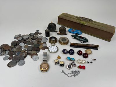 beaucoup de pièces de monnaie, de montres et d'autres objets sur la table
