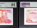 Trois types de monnaies différents sont exposés dans une vitrine.