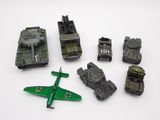 plein de petits véhicules militaires et un avion sur la table