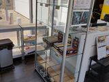 une vitrine en verre au milieu d'une pièce