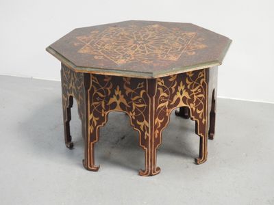 une petite table ornée d'un motif complexe