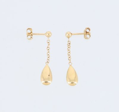 une paire de boucles d'oreilles pendantes en or avec une chaîne