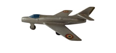 un petit avion en plastique posé sur une surface blanche