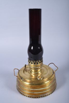 une lampe à huile noire et dorée sur fond blanc