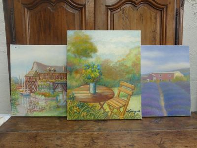 trois tableaux représentant une table avec des chaises et un vase de fleurs posé dessus
