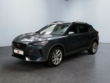 Une voiture noire est garée dans une pièce aux murs blancs.