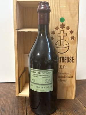 une bouteille de vin devant une caisse en bois