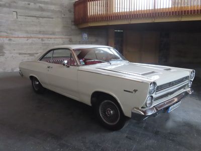 une voiture blanche garée dans un garage