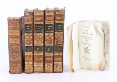 plusieurs vieux livres posés les uns sur les autres sur une surface blanche